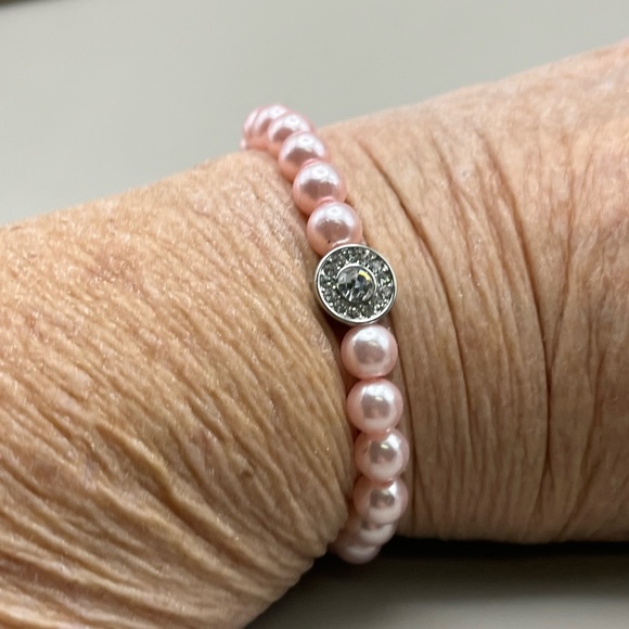 Elegant Pink Pearl Bracelet with Silver Accent - Picture 3 of 3